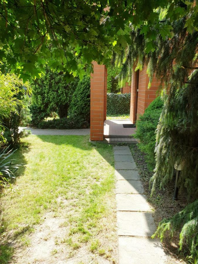 Ochota Forest Guest House Warschau Exterior foto